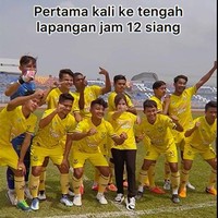 Berfoto bersama para pemain di klub bolanya, Prilly terlihat jadi yang paling mungil dan imut. Walaupun demikian, Prilly dan para pemain di klub bolanya itu tetap terlihat kompak. Foto: Instagram/@prillylatuconsina