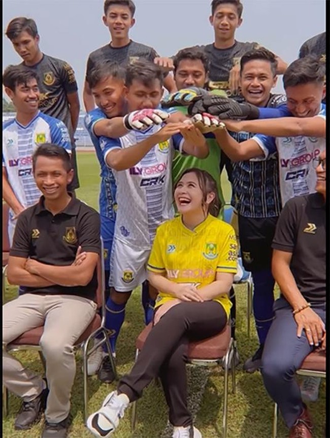 Jadi yang paling cantik, Prilly pun diperlakukan bak princess oleh para pemain di klub sepak bolanya. Seperti yang terlihat dalam foto ini, agar Prilly tidak kepanasan para pemain Persikota pun bersama-sama meletakkan tangannya di atas kepala Prilly. Foto: Instagram/@prillylatuconsina