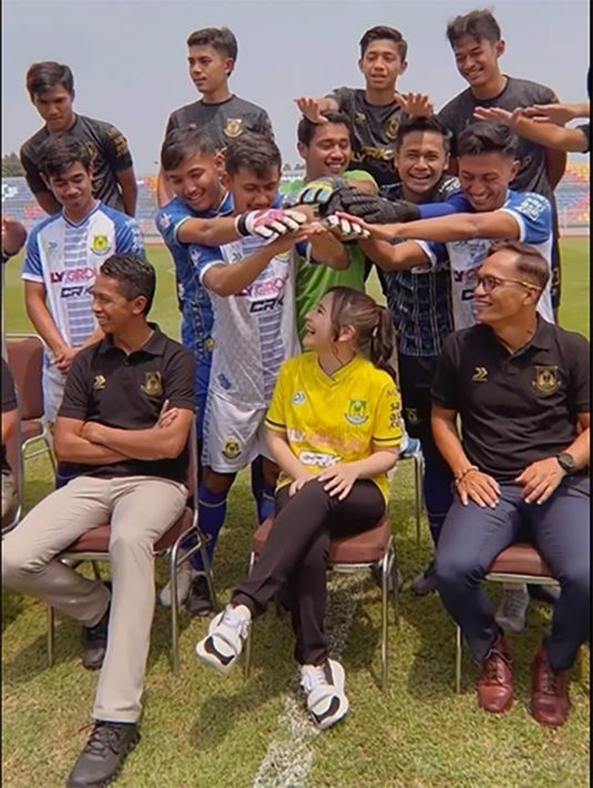 Semangat untuk hari ini Bayi Ajaibku! @persikotafc1994 mohon doanya untuk hari ini yaa teman-teman! matchday pertama untuk Persikota di Liga 3 Nasional! tulis keterangan dalam unggahan video di Instagram Prilly itu. Foto: Instagram/@prillylatuconsina