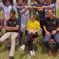 Semangat untuk hari ini Bayi Ajaibku! @persikotafc1994 mohon doanya untuk hari ini yaa teman-teman! matchday pertama untuk Persikota di Liga 3 Nasional! tulis keterangan dalam unggahan video di Instagram Prilly itu. Foto: Instagram/@prillylatuconsina