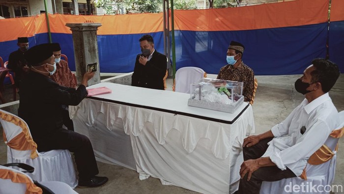 Prosesi pernikahan di Desa Bono, Klaten, yang tidak dihadiri pengantin wanita karena positif COVID-19, Rabu (9/2/2022).