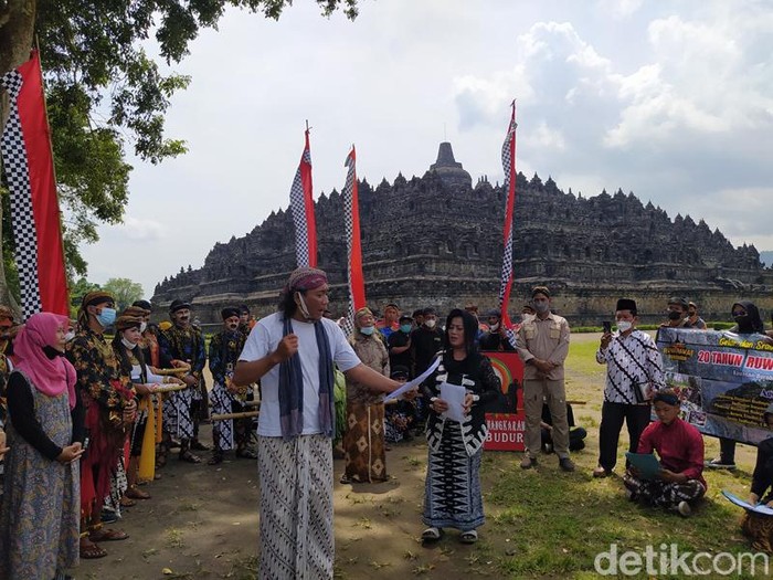 Prosesi Ruwat Rawat Borobudur (RRB) ke-20 di Candi Borobudur