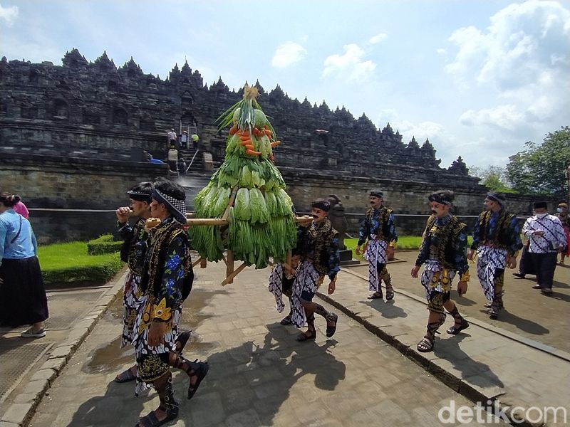 Prosesi Ruwat Rawat Borobudur (RRB) ke-20 di Candi Borobudur