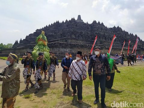 Prosesi Ruwat Rawat Borobudur (RRB) ke-20 di Candi Borobudur