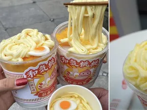 Unik! Gerai Ini Tawarkan Milk Tea Ramen dengan Topping Telur