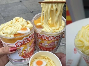 Unik! Gerai Ini Tawarkan Milk Tea Ramen dengan Topping Telur