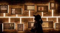 Pengunjung mengamati bagan garis waktu sejarah Kota Semarang di dalam Museum Kota Lama usai diresmikan di Semarang, Jawa Tengah.
