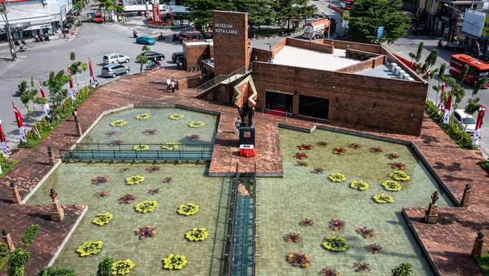 Foto udara suasana Museum Kota Lama usai diresmikan di Semarang, Jawa Tengah, Rabu (9/2/2022). Museum yang dibangun Kementerian PUPR dengan anggaran Rp3,9 miliar itu menampilkan sejumlah artefak peninggalan kuno serta sejarah perkembangan Kota Semarang mulai tahun 1547, serta menjadi museum berteknologi imersif pertama di Indonesia atau teknologi yang membawa pengunjung seolah masuk ke dalam dunia simulasi antara dunia nyata dengan digital. ANTARA FOTO/Aji Styawan/tom.