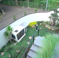 Taman bergaya minimalis Jepang menghiasi bagian depan rumah. Gue ngabisin banyak di taman, karena memang buat anak-anak main, kata mantan pembawa acara MTV Insomnia itu saat rumahnya didatangi Andre Taulany. (Foto: YouTube/Taulany TV)