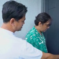 Orang asing tidak bisa sembarang masuk. Pasalnya, pintu masuk menggunakan teknologi smart-door yang hanya bisa diakses dengan sidik jari pemilik. (Foto: YouTube/Taulany TV)