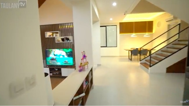 Bagi Surya Insomnia, rumah yang nyaman adalah menggunakan sedikit perabotan. Less is more. (Foto: YouTube/Taulany TV)