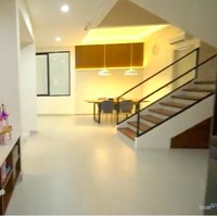 Bagi Surya Insomnia, rumah yang nyaman adalah menggunakan sedikit perabotan. Less is more. (Foto: YouTube/Taulany TV)