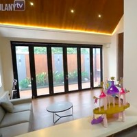 Di sinilah tempat Surya berkumpul bersama keluarganya sambil nonton TV. Pintu kaca yang berjejer memaksimalkan cahaya alami masuk ke rumah yang berdiri di atas lahan seluas 222 meter persegi. (Foto: YouTube/Taulany TV)
