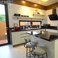 Dapur hadir dalam nuansa modern dengan palet monokrom. Terdapat meja island di tengah untuk memaksimalkan fungsi dapur. (Foto: YouTube/Taulany TV)