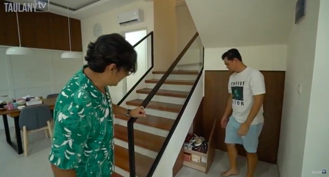 Surya mengandalkan bantuan arsitek untuk membangun rumahnya. Mengedepankan fungsionalitas, setiap sudut dimanfaatkan semaksimal mungkin. Seperti lemari kecil di bawah tangga ini. (Foto: YouTube/Taulany TV)