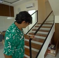 Surya mengandalkan bantuan arsitek untuk membangun rumahnya. Mengedepankan fungsionalitas, setiap sudut dimanfaatkan semaksimal mungkin. Seperti lemari kecil di bawah tangga ini. (Foto: YouTube/Taulany TV)