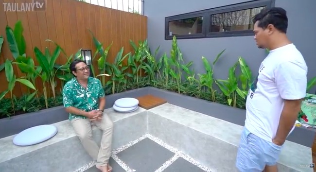 Di luar dapur, ada taman kecil tambahan. Gue suka ngopi-ngopi sambil ngobrol di sini bareng istri, katanya. (Foto: YouTube/Taulany TV)