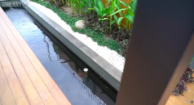 Terdapat kolam ikan koi yang menambah suasana zen di taman tersebut. (Foto: YouTube/Taulany TV)