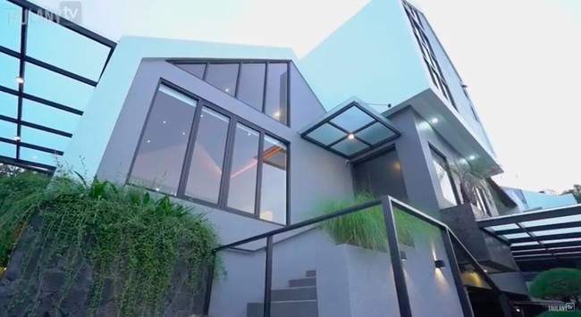 Surya Dini atau lebih dikenal sebagai Surya Insomnia menempati sebuah rumah baru. Hadir dalam desain minimalis, rumah ini berkonsep smart house. (Foto: YouTube/Taulany TV)