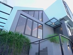 9 Potret Rumah Mewah Surya Insomnia, Buka Pintu Pakai Sidik Jari