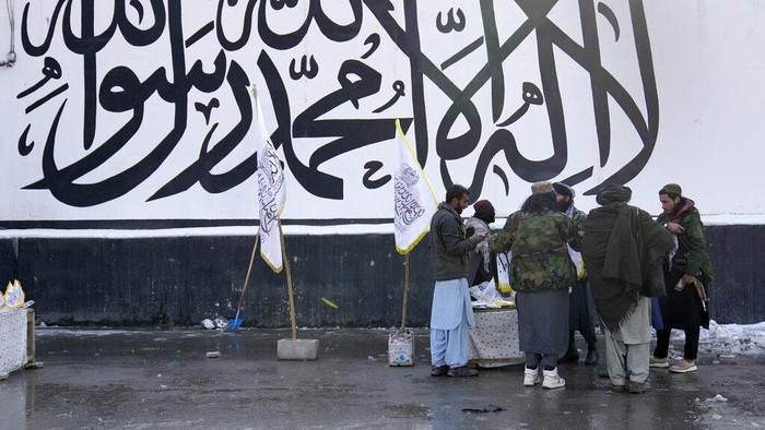 Musim dingin dan bersalju mengepung Ibu Kota Kabul, Afghanistan. Membuat garis kemiskinan makin merosot usai jatuh ke tangan Taliban. Terbukti, modal senjata saja tidak cukup membangun sebuah negara.  (AP Photo/Hussein Malla)