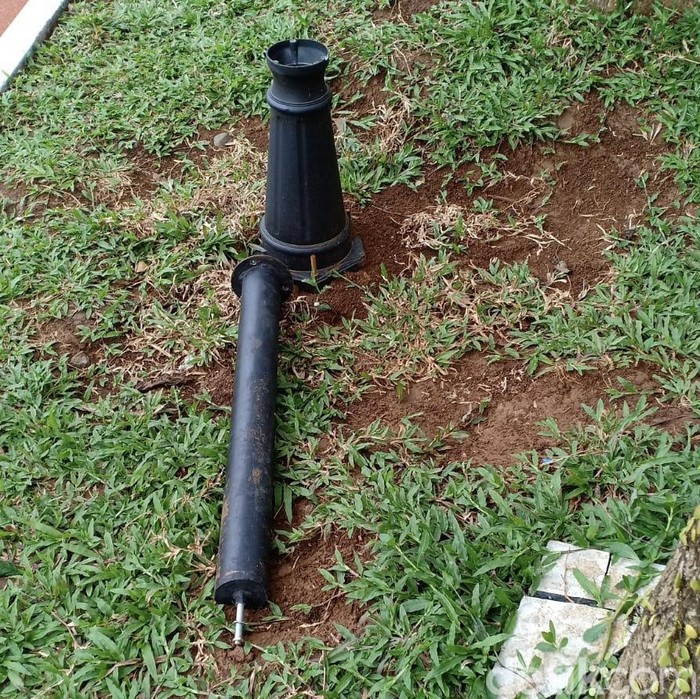 Salah satu tiang lampu di Lapang Merdeka Sukabumi yang dirusak oknum tidak bertanggung jawab.