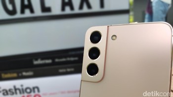 Ponsel ini dilengkapi dengan tiga kamera belakang, dengan kamera utama 50 MP. Foto: Virgina Maulita Putri/detikINET