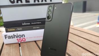 Ini adalah wujud Galaxy S22+ dengan warna Phantom Black. Foto: Virgina Maulita Putri/detikINET