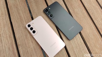 Samsung mengatakan Galaxy S22 dan Galaxy S22+ hadir dengan desain flat dan bezel yang tipis. Foto: Virgina Maulita Putri/detikINET