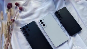 Galaxy S22 dan Galaxy S22+ hadir dengan empat pilihan warna yaitu Phantom Black, Phantom White, Pink Gold, dan Green. Foto: Virgina Maulita Putri/detikINET