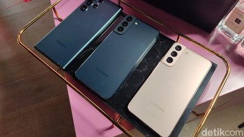 Samsung Galaxy S22 dan Galaxy S22+ hadir dengan desain yang sama seperti pendahulunya. Foto: Virgina Maulita Putri/detikINET