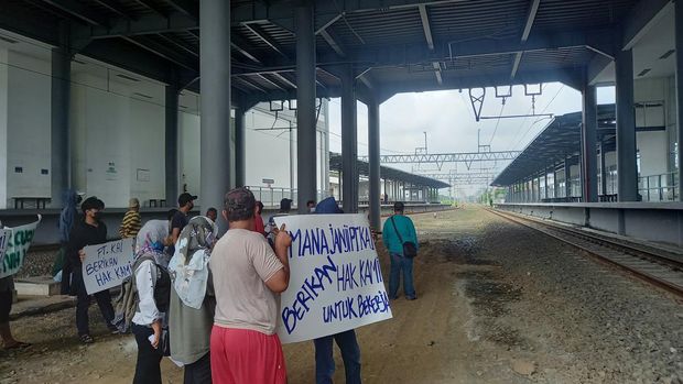 Sejumlah warga menggeruduk Stasiun Kereta Bandara Batu Ceper, Tangerang. Mereka mengaku dijanjikan diberi pekerjaan oleh PT KAI saat direlokasi.