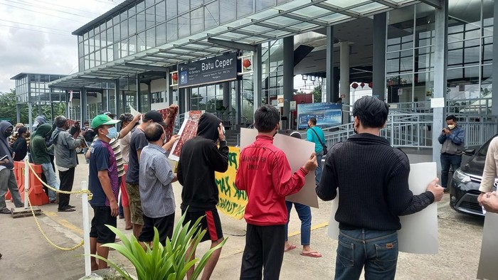 Sejumlah warga menggeruduk Stasiun Kereta Bandara Batu Ceper, Tangerang. Mereka mengaku dijanjikan diberi pekerjaan oleh PT KAI saat direlokasi.