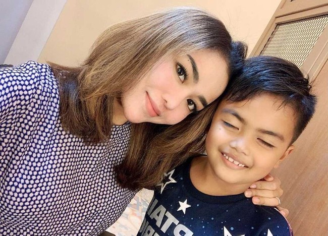 Belakangan Medina memang selalu muncul dengan berbagai kontroversi. Mulai dari berseteru dengan Irwansyah - Zaskia Sungkar terkait bisnis kue, hingga terbaru perseteruan dengan sosialita Surabaya soal jual-beli tas Hermes. Terlalu banyak berita yang miring tidak seberprestasi dulu, tapi aku akan tetap menjadi diri aku sendiri, ungkap Medina Zein lagi. Foto: Dok. Instagram @medinazein92.