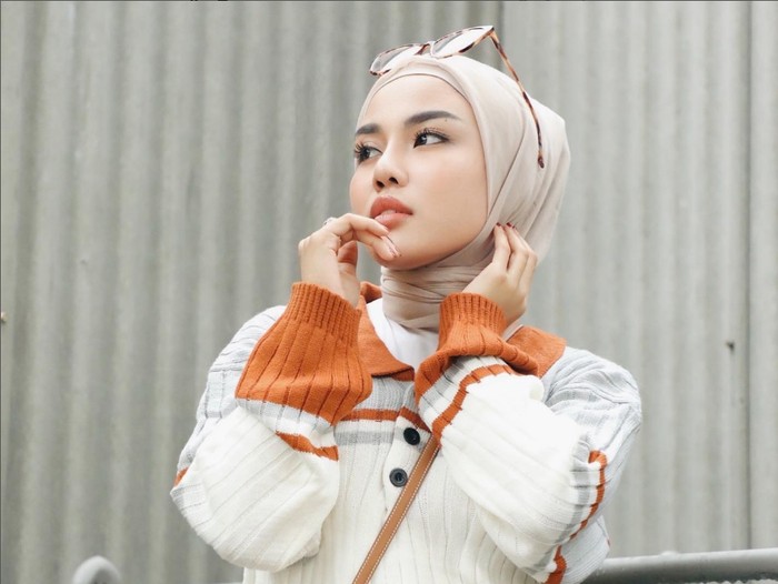 Selebgram Medina Zein unggah video dan foto lepas hijab.