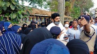 Perkembangan ini terjadi setelah protes berminggu-minggu oleh 6 remaja di sekolah menengah atas milik pemerintah. (AP/Bangalore News Photos)