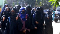 Para siswi Muslim di sekolah-sekolah menengah yang dikelola pemerintah diberitahu untuk tidak mengenakan hijab sejak bulan lalu. Dekrit itu meluas ke sedikitnya dua institusi pendidikan lainnya di negara bagian Karnataka. (AP Photo)