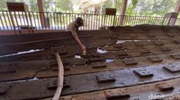 Akhirnya perahu kuno berukuran panjang 17 meter dan lebarnya 5 meter tersebut tidak dipindahkan. Pemerinhtah mengganti untung tempat penemuan itu. Lokasi itu pun dilakukan konservasi berkelanjutan secara bertahap mulai tahun 2011 sampai 2018. Kondisi kayu perahu kuno saat itu dinilai sudah sangat lama terendam dalam lahan basah, sehingga mengakibatkan dinding sel kayu rusak dan berisi air. (Febrian Chandra/detikcom)