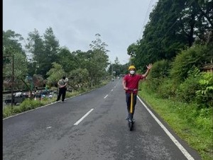 Satpol PP Pasang Rambu Larangan Skuter Listrik di Tugu-Malioboro