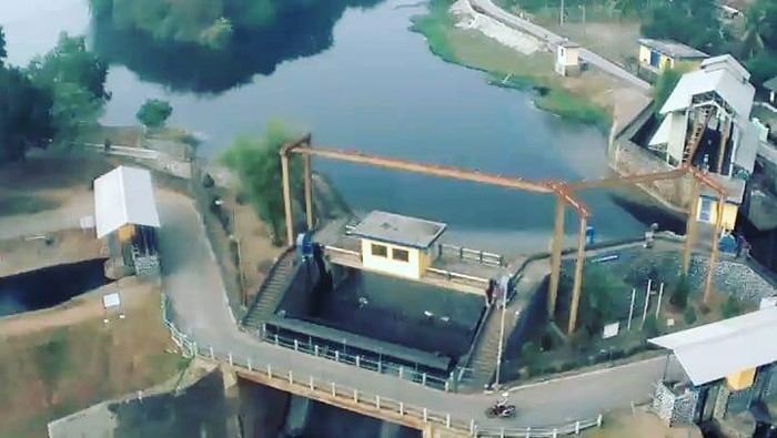 Sungai Cilamaya yang berada di Bendung Barugbug