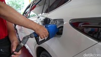 Harga BBM di Shell Indonesia untuk harga Shell Super (RON 90) saat ini dibanderol Rp 12.900 per liter. Kenaikannya mencapai Rp 950 per liter, dari harga pada 1 Januari 2022 sebesar Rp 12.040 per liter.
