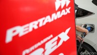 Petugas melakukan pengisian Bahan Bakar Minyak (BBM) jenis Pertamax di salah satu SPBU Pertamina di Jakarta, Rabu (9/2/2022).