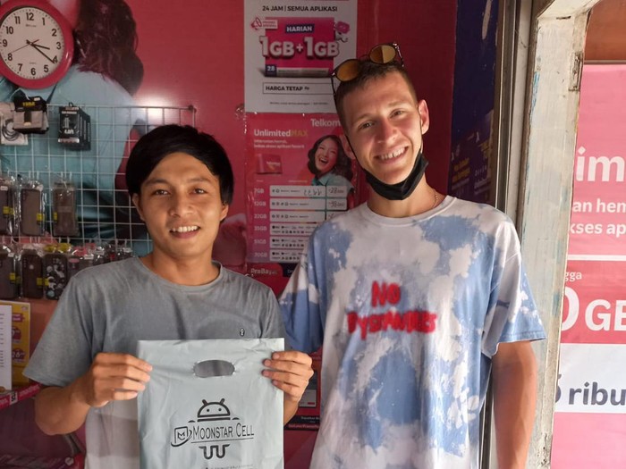 Lalu Heryansa Febriawan berpose bersama pembalap MotoGP 2022, Aleix Espargaro dan Fabio Quartararo, Rabu (9/2).