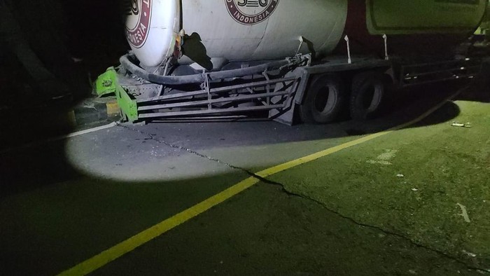 truk tabrak jembatan di ngawi