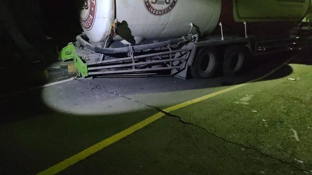 truk tabrak jembatan di ngawi