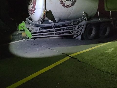 truk tabrak jembatan di ngawi