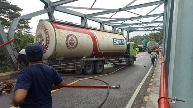 truk tabrak jembatan di ngawi