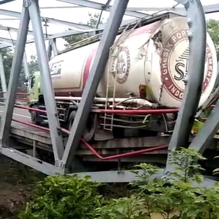 truk tabrak jembatan di ngawi