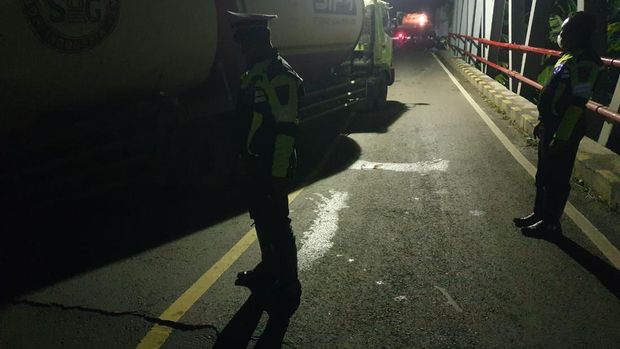 truk tabrak jembatan di ngawi