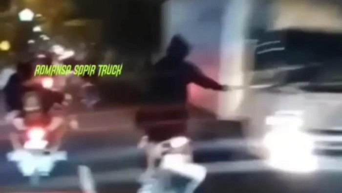 Video viral bikers pukul truk di Jombang